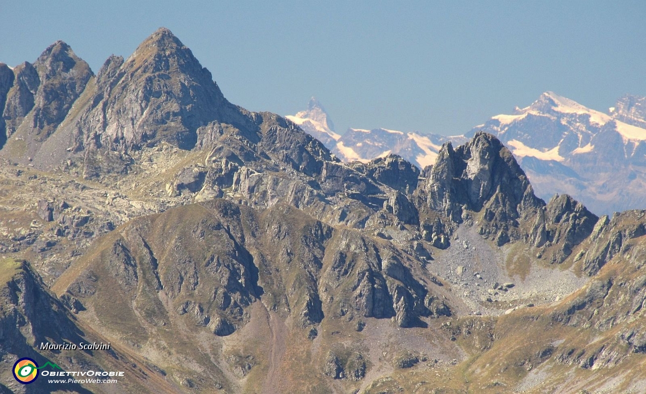 51 Fra il Trona e il Valletto spunta il Cervino....JPG